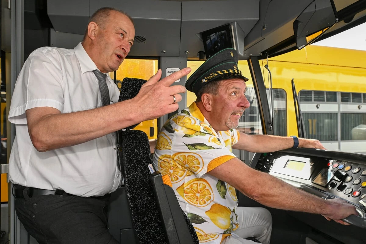 Neuer Job? Böttcher plötzlich Straßenbahnfahrer