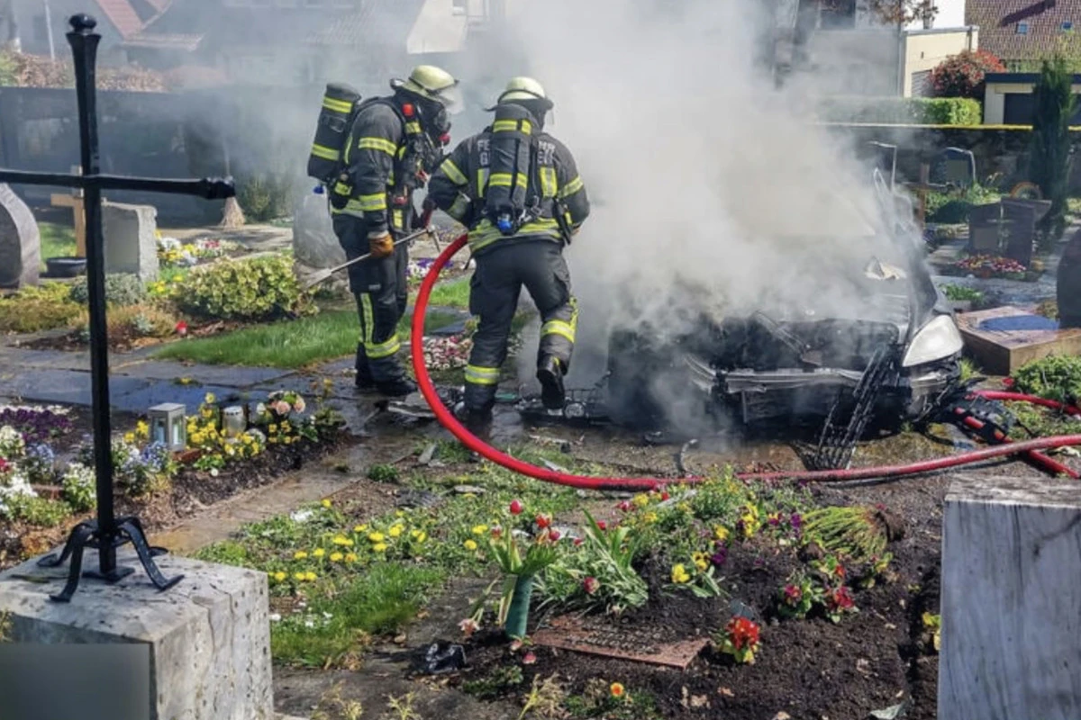 Friedhof in Trümmern: 50 Gräber bei wilder Unfallfahrt beschädigt!