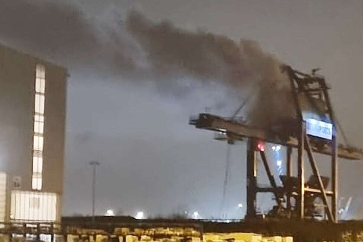 Großbrand im Hafen: Brennender Kran hält Feuerwehr in Atem