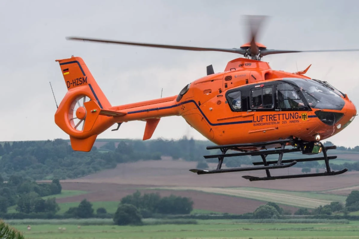 Motorrad kracht nach Crash in Unfallauto: Rettungshubschrauber auf A5 im Einsatz