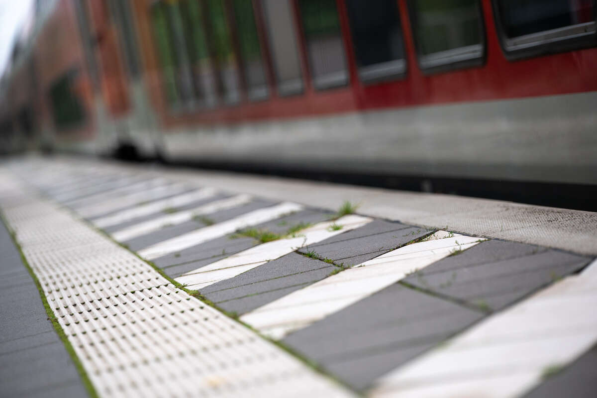 Trotz Hausverbot: Mann (60) bedroht Mädchen (12) mit Gürtel am Bahnhof