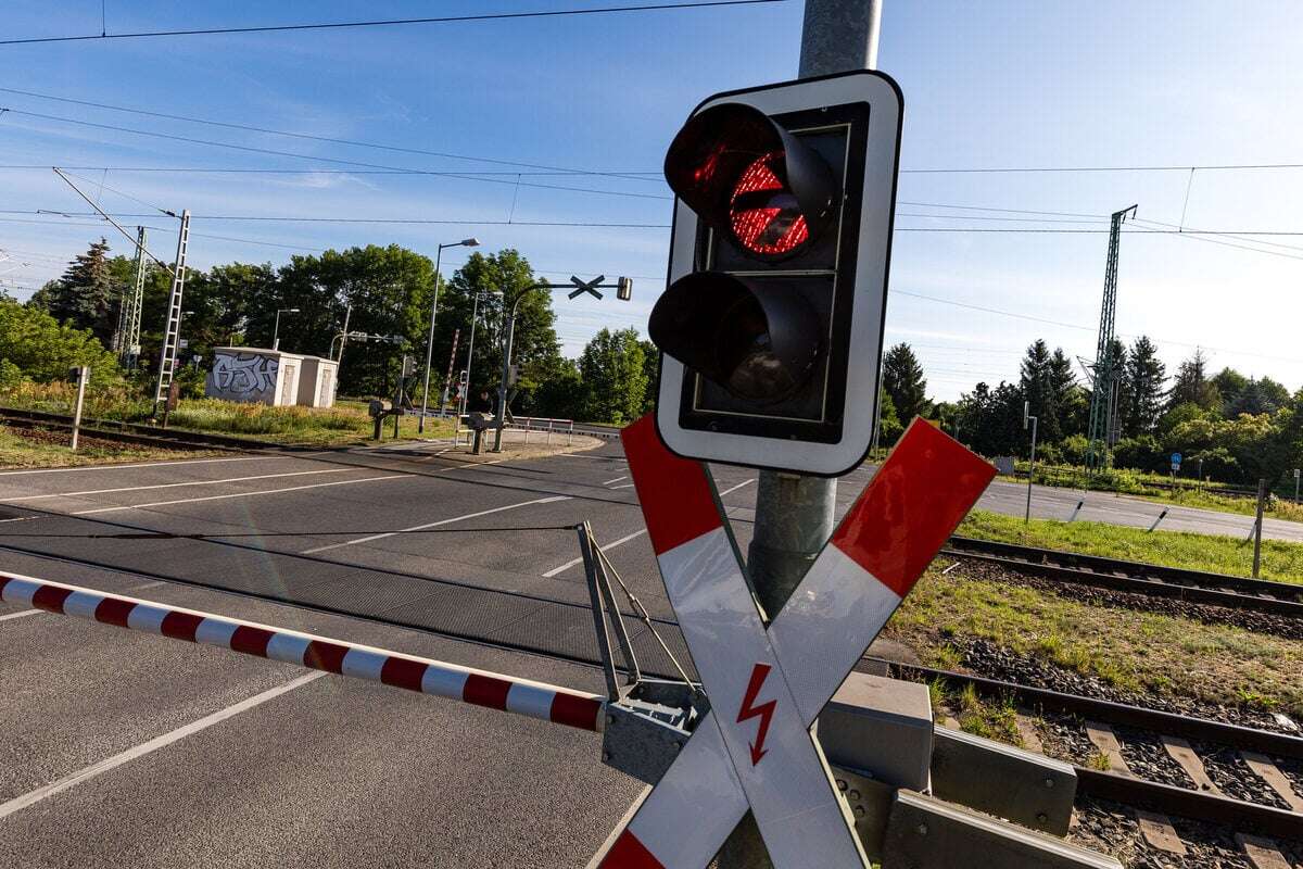 Streit an Bahnübergang: Radfahrer stürzt auf Gleise, Ermittlungen gegen Bahn-Mitarbeiter