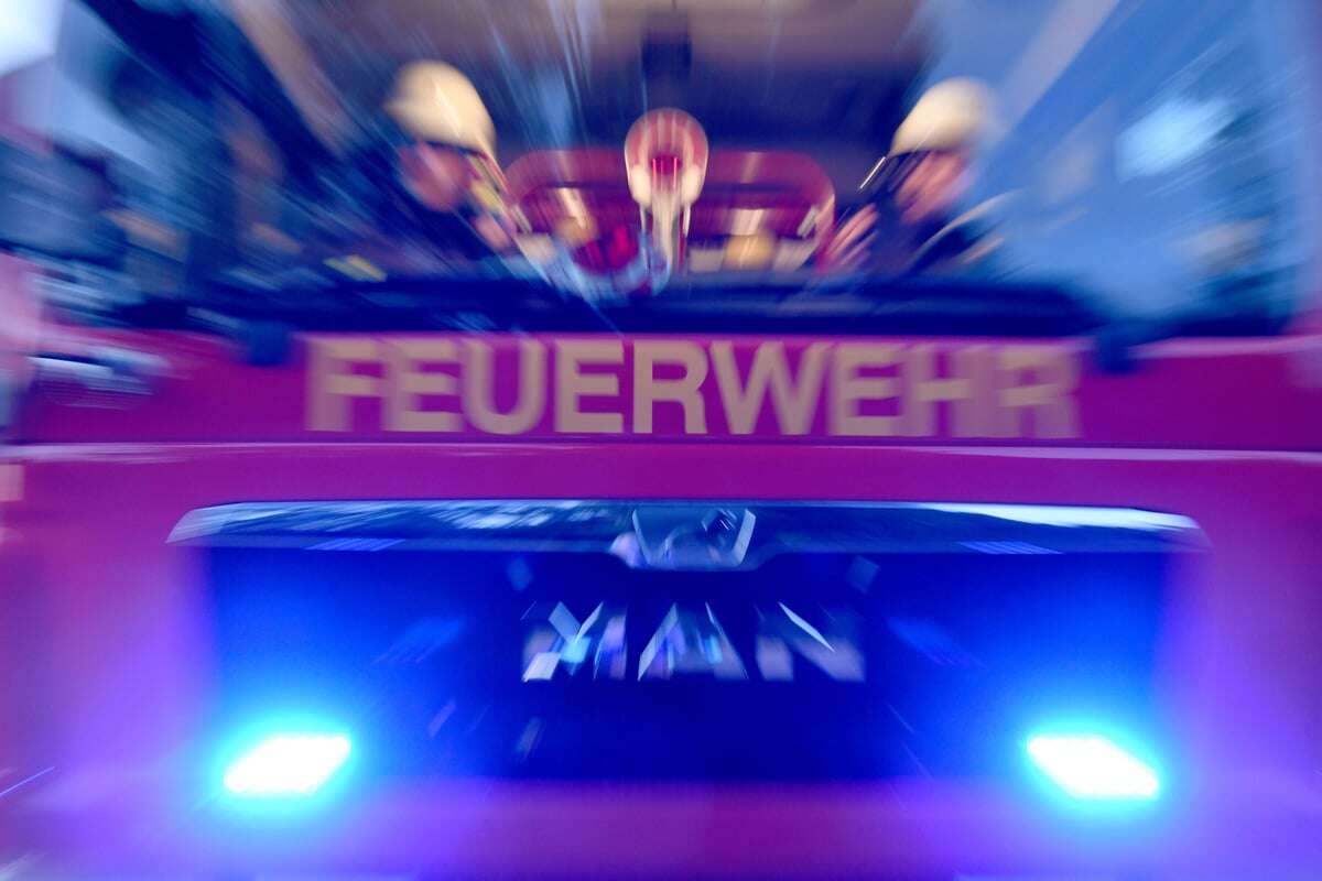 Feuerwehr eilt zu Wohnungsbrand und entdeckt Frauenleiche auf dem Balkon