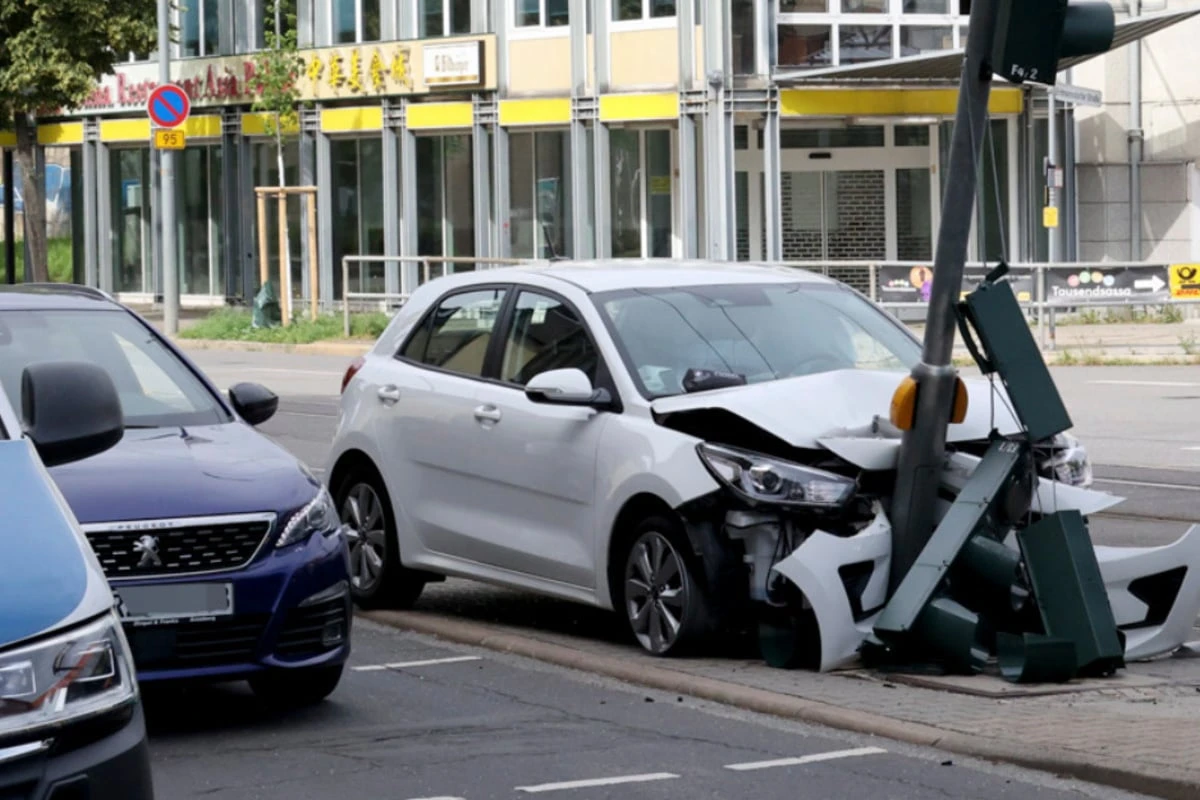 Verbotenes Wendemanöver geht schief: Kia kracht gegen Straßenbahn