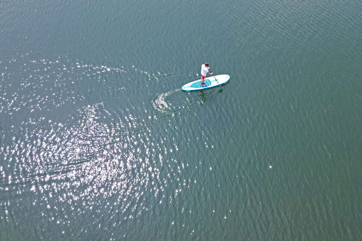 Stand-Up-Paddler findet männliche Leiche im See