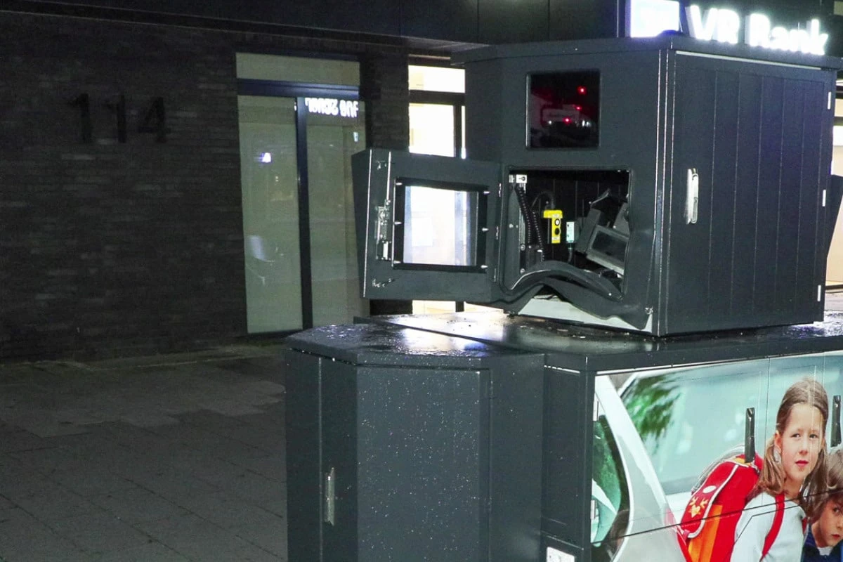 Mobiler Blitzer explodiert in der Nacht: Männer-Duo soll Anlage gesprengt haben