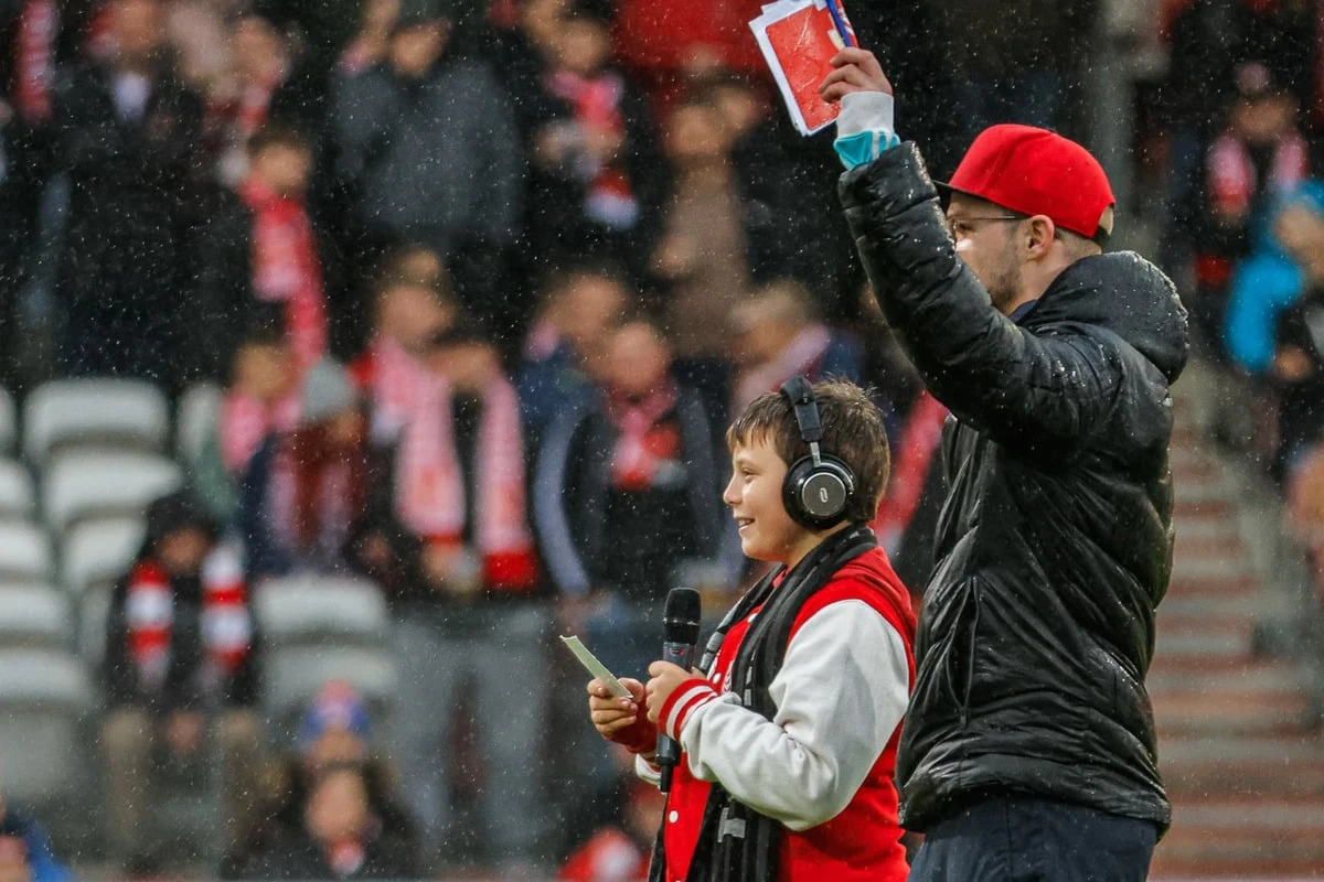 Wie ein Profi! Neunjähriger heizt Drittliga-Stadion am Mikro ein