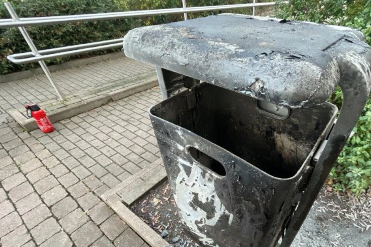 Trio nutzt Mülleimer und Einkaufswagen als Hähnchen-Grill