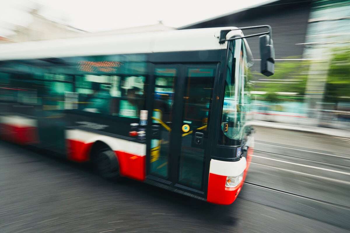 Männer stehlen Linienbus: Fahrt endet mit heftigem Unfall