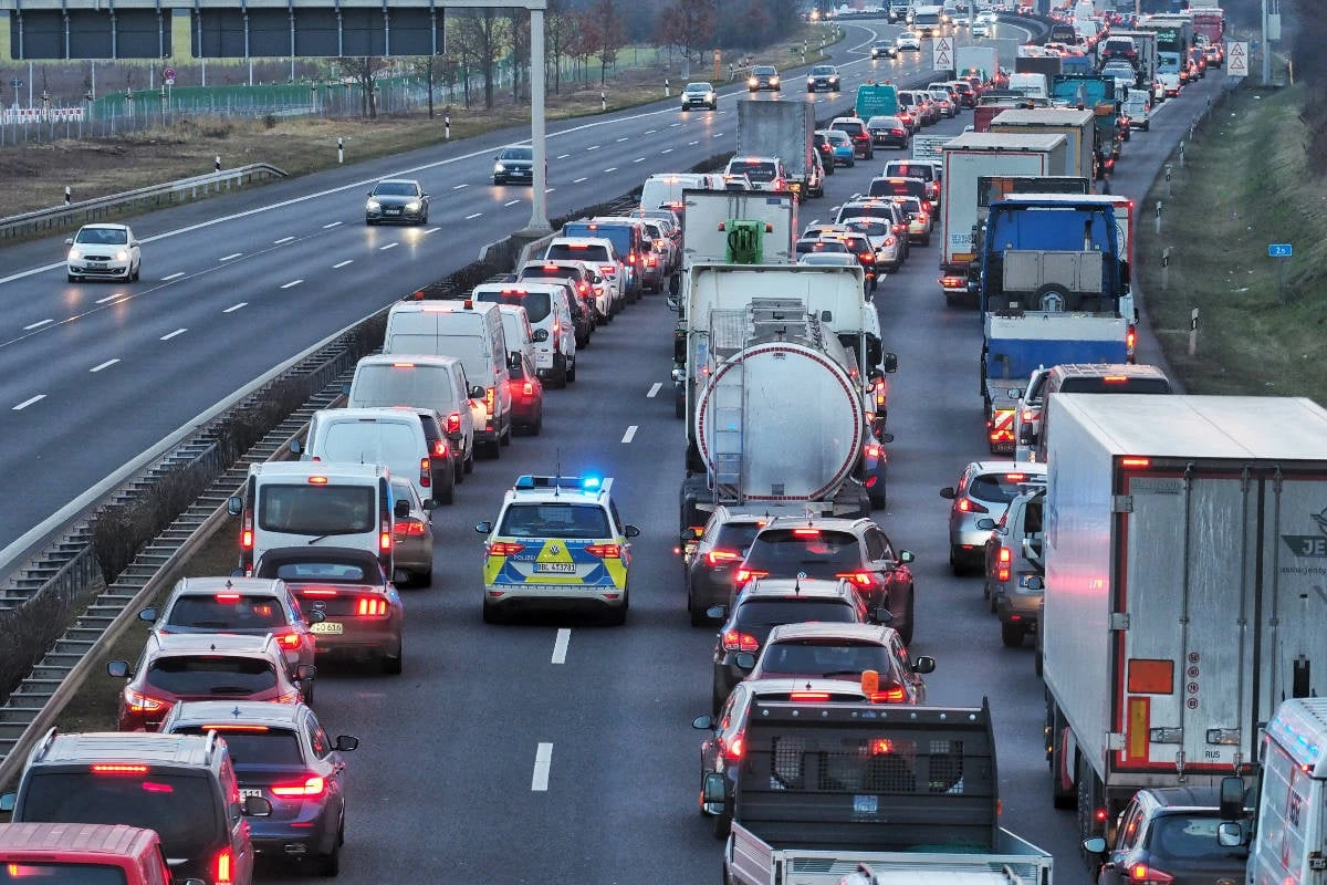 Crash auf A10 sorgt für dicken Stau am Morgen