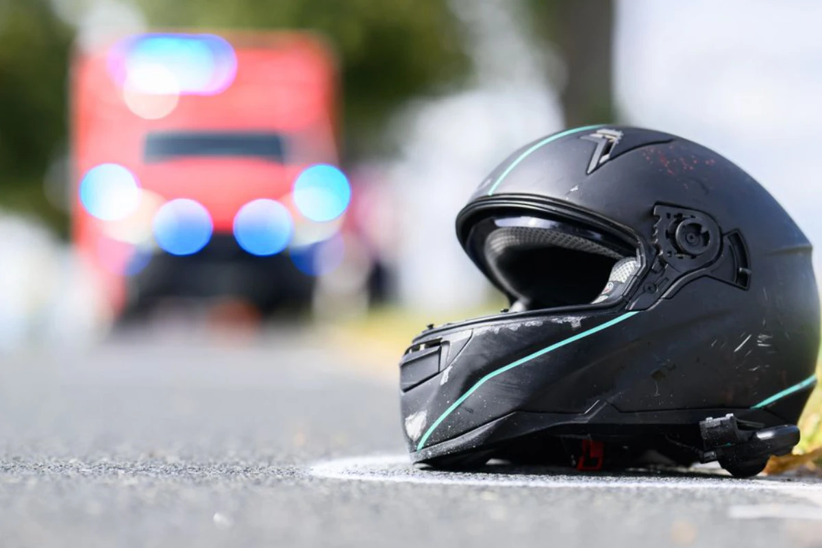 Hilfe kommt zu spät: Junger Biker verliert nach Kollision mit Auto sein Leben