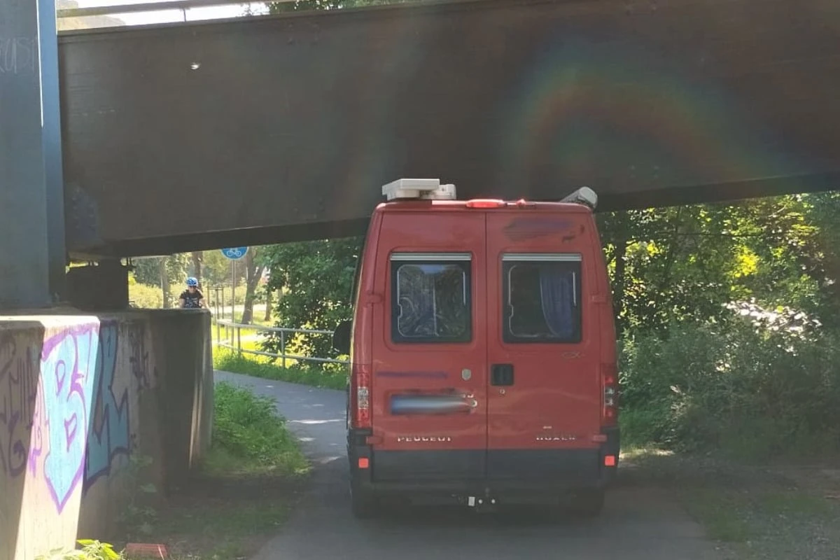 Auf Radweg gefahren: Wohnmobil bleibt an Brücke hängen