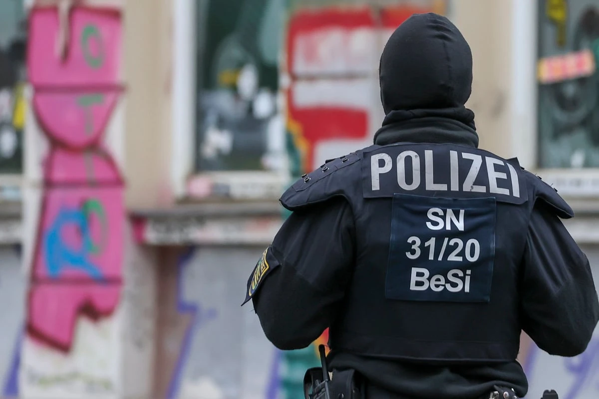 Zeugen gesucht: Räuberbande überfällt Mann in Connewitz und tritt auf ihn ein