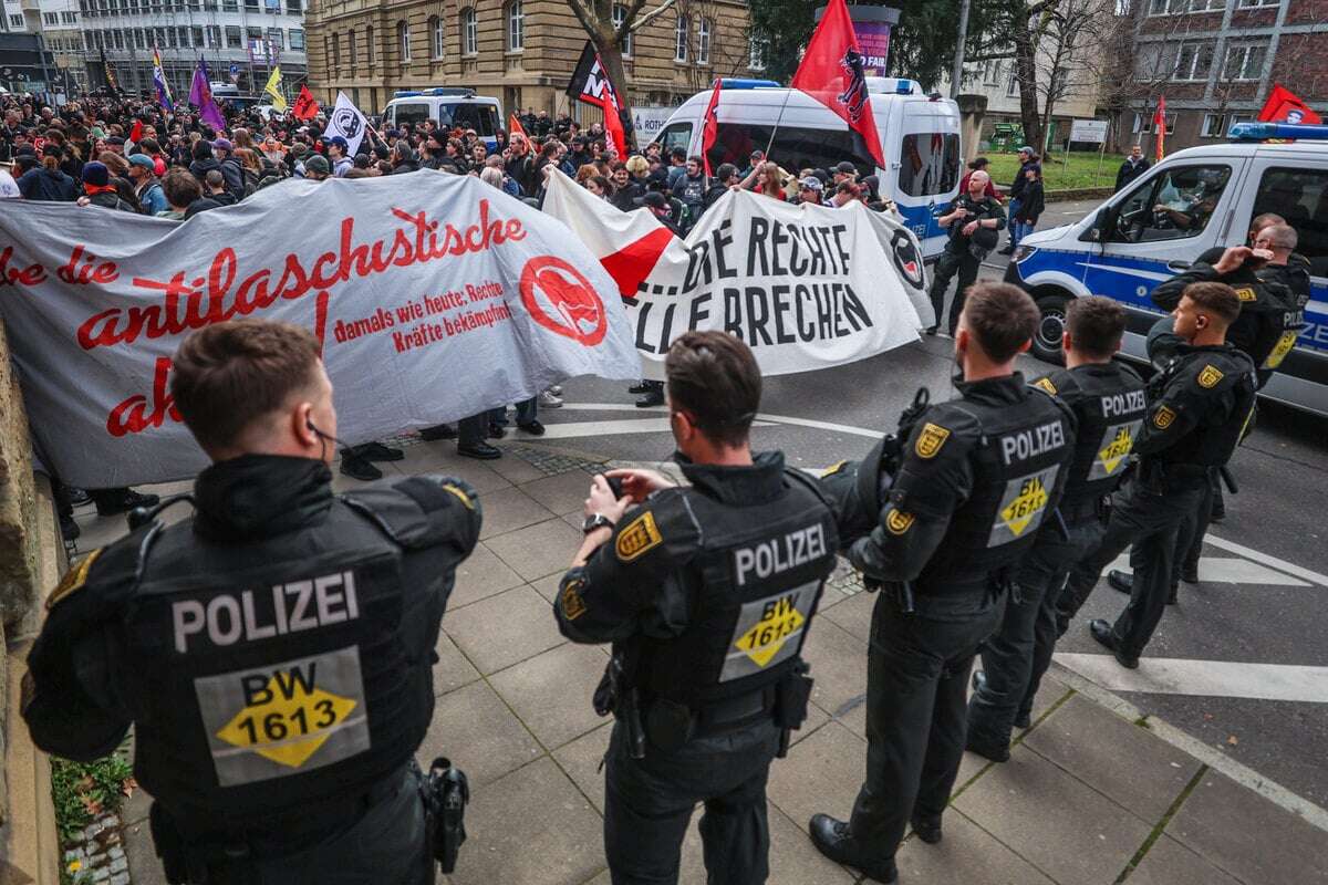 1500 Menschen auf der Straße: Linke und rechte Demonstranten treffen in Stuttgart aufeinander