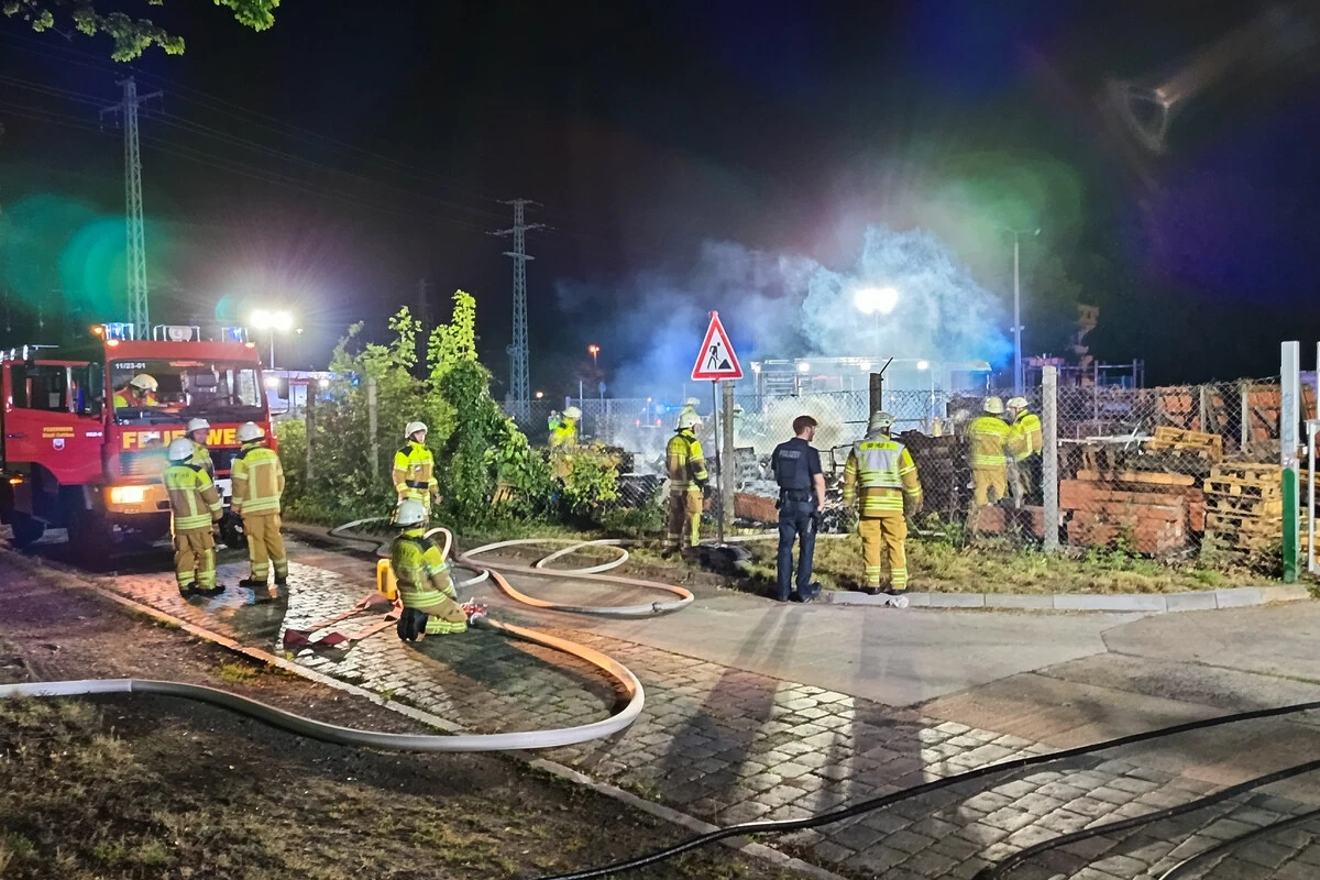 Feuer-Alarm in Cottbus: Paletten-Inferno bei Baustoffhandel