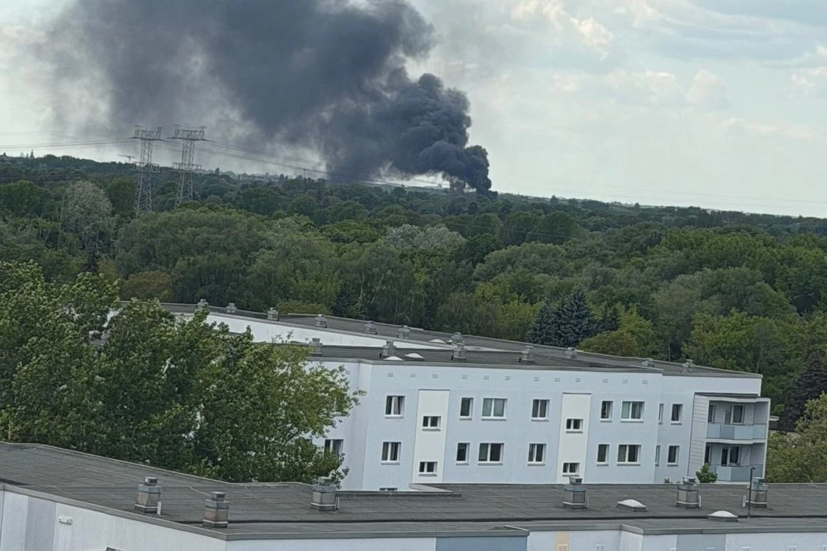 Weit sichtbare Rauchsäule am Pankower Himmel: Feuerwehr im Einsatz
