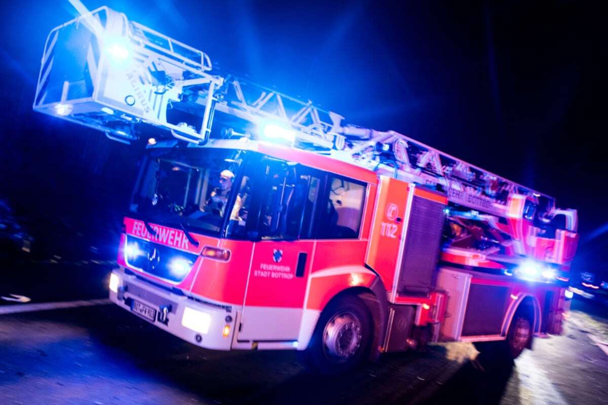 Flammen im Erdgeschoss: Feuerwehr rettet Seniorin (89) und ihre Pflegerin von Balkon