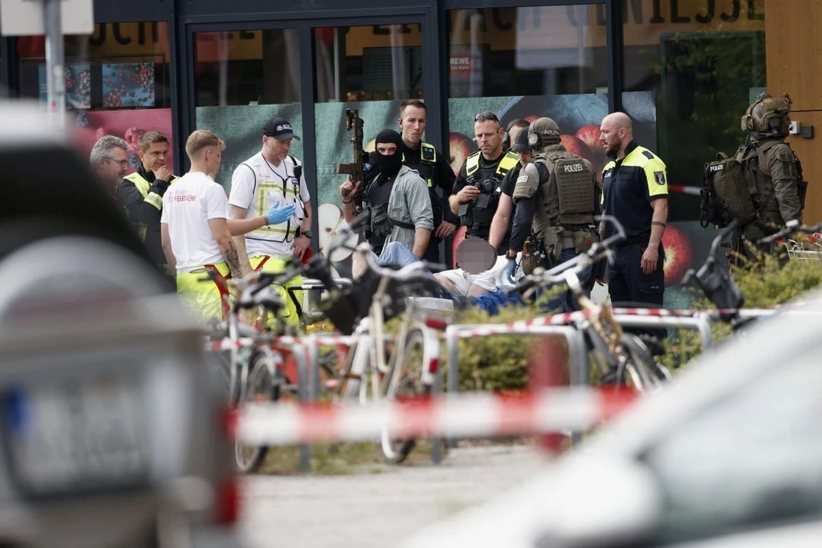 Geisel-Drama in Berliner Rewe beendet: Mitarbeiterin befreit, Täter festgenommen