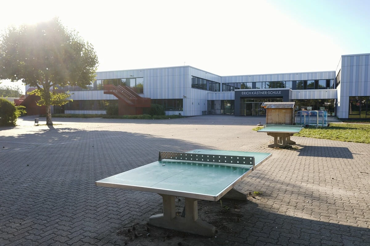 Jugendliche werfen Eisenstange auf Schulhof: Kind wird am Kopf getroffen