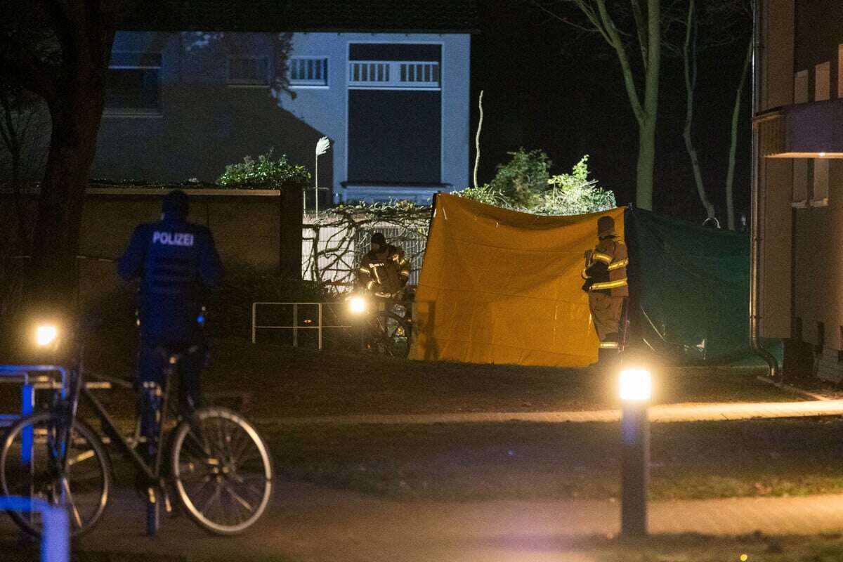 Frau (†) vor Wohnhaus erstochen: Täter flüchtig