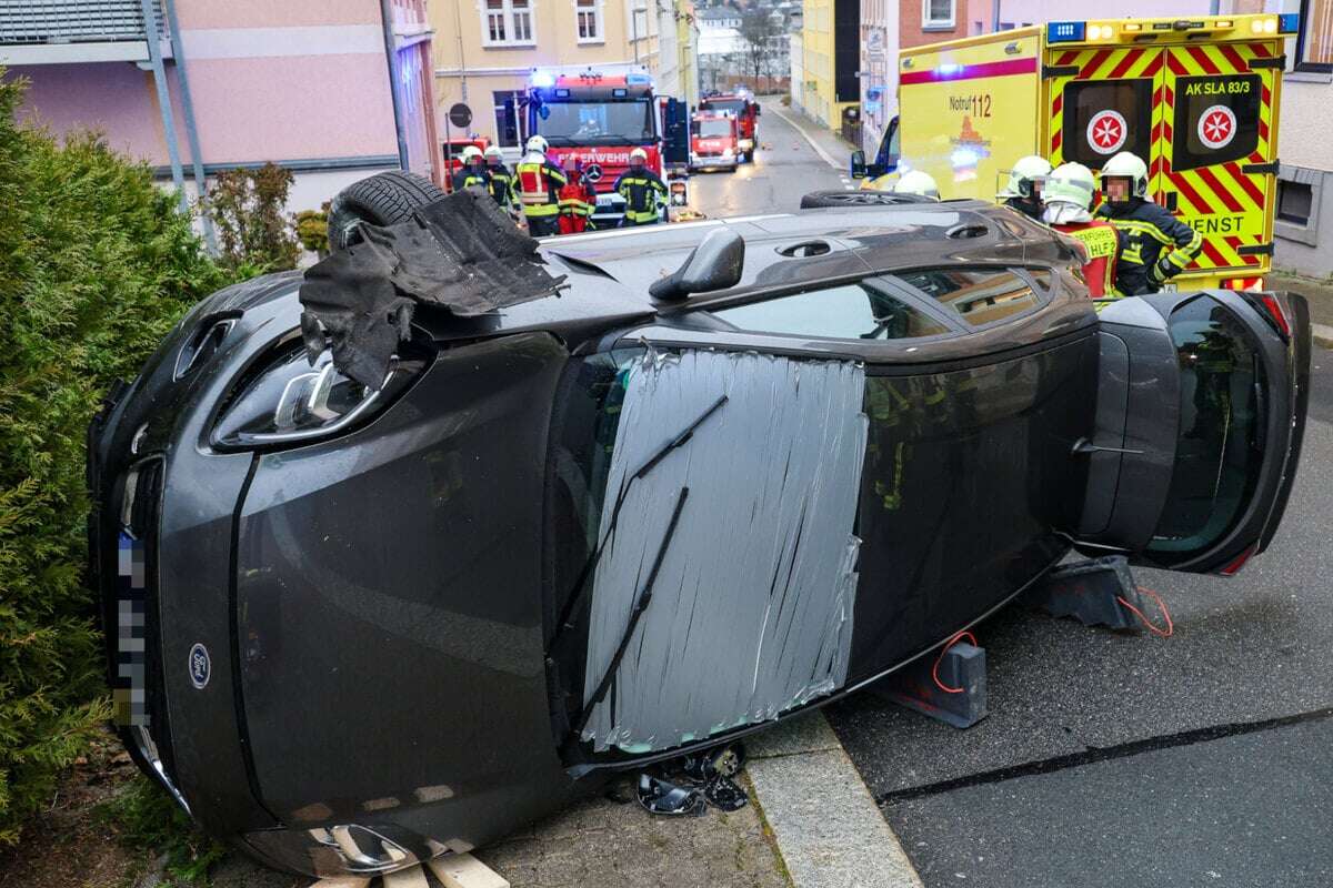 Auto landet in Pflanzkübeln: Frau muss über Kofferraum befreit werden