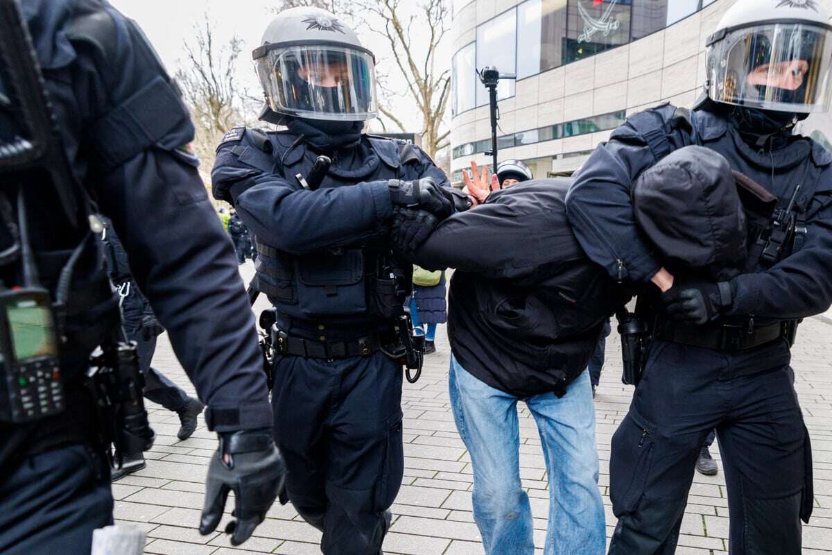 Bei Kundgebung in Düsseldorf: Mann attackiert AfD-Rednerin