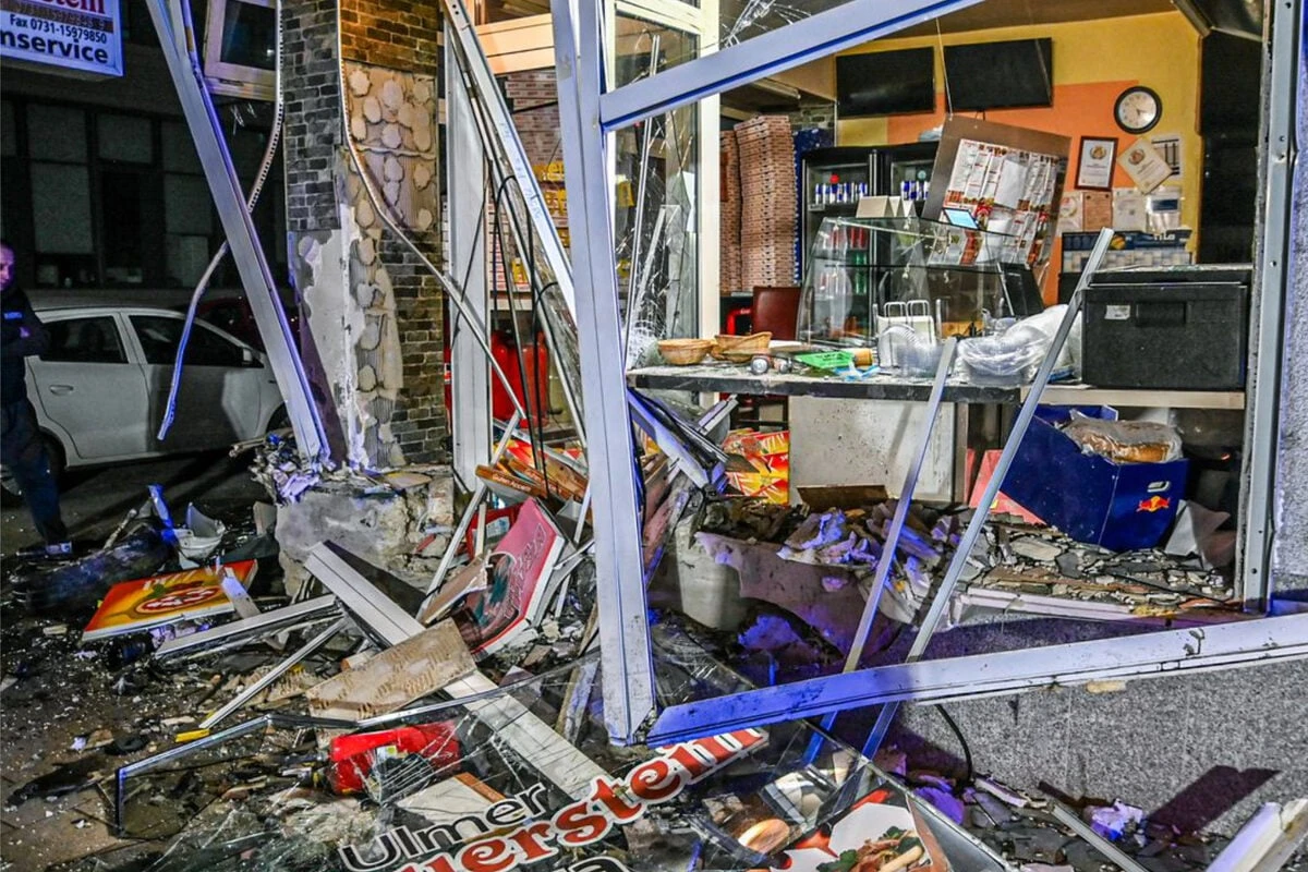 Mercedes fährt ungebremst in Pizzeria: Fahrer schwer verletzt!