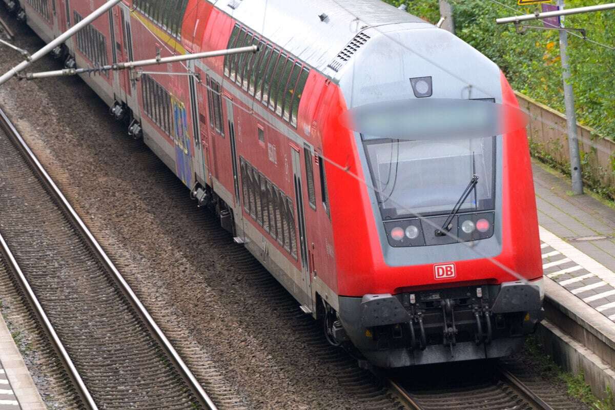 Schock an Bord von Regionalbahn: Zug kracht gegen Felsbrocken und entgleist