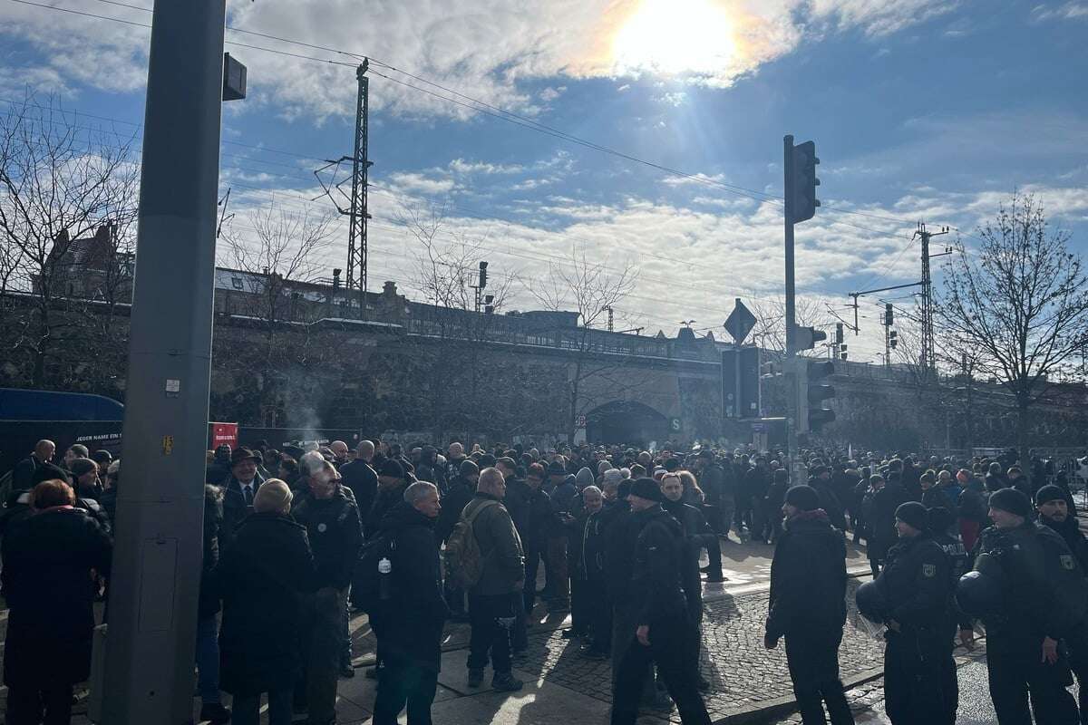 Bomben-Gedenken im Ticker: Hunderte Rechtsextreme sammeln sich am Bahnhof Mitte