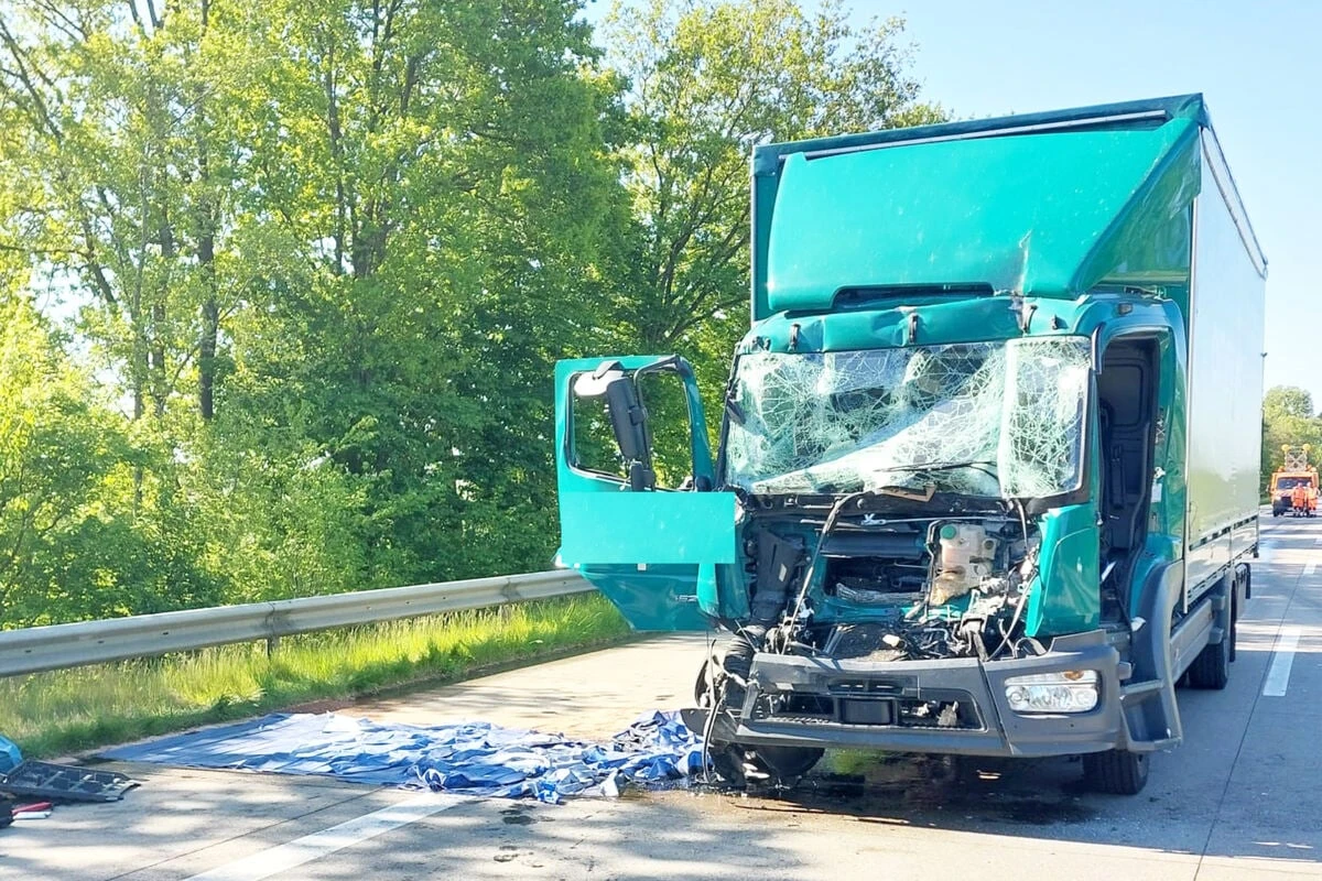 Frau bei Unfall schwer verletzt: Gefahrgut sorgt für lange Sperrung