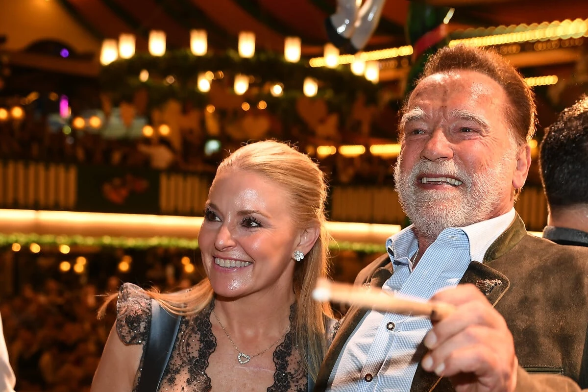 Promi-Alarm auf der Wiesn: Schwarzenegger dirigiert im Marstall