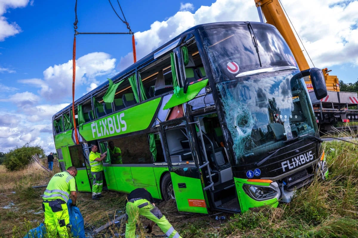 Flixbus kippt auf A19 um: 31 Verletzte, Fahrgast zwei Stunden eingeklemmt