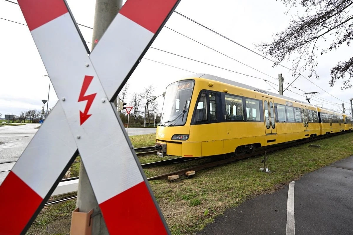 Kreuzungscrash in Stuttgart: 20.000 Euro Schaden an Mercedes und Stadtbahn