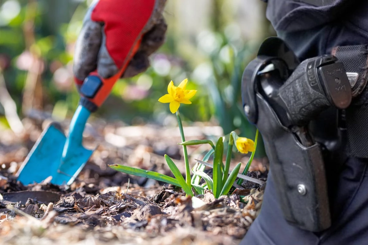 Während der Gartenarbeit: Frau von zwei maskierten Männern angegriffen
