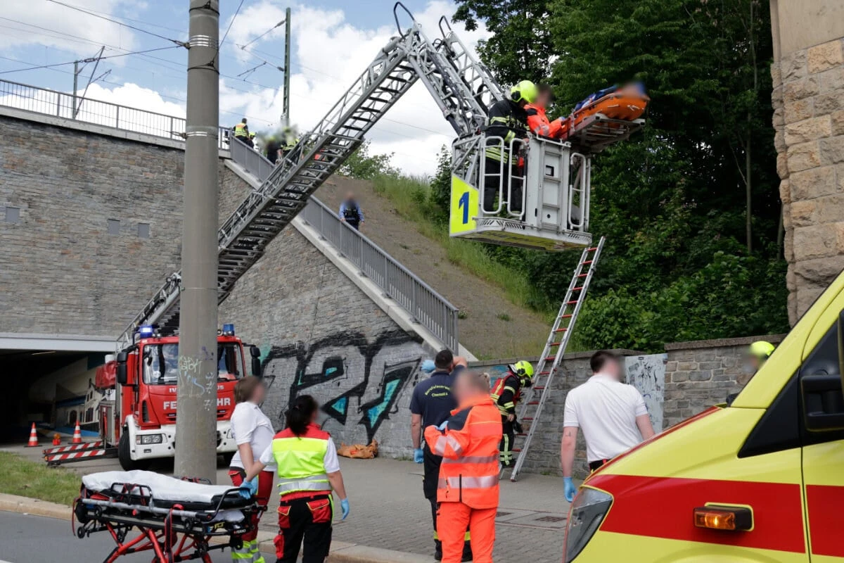 Unfall auf Chemnitzer Viadukt: Mann klettert auf Mast und bekommt Stromschlag!