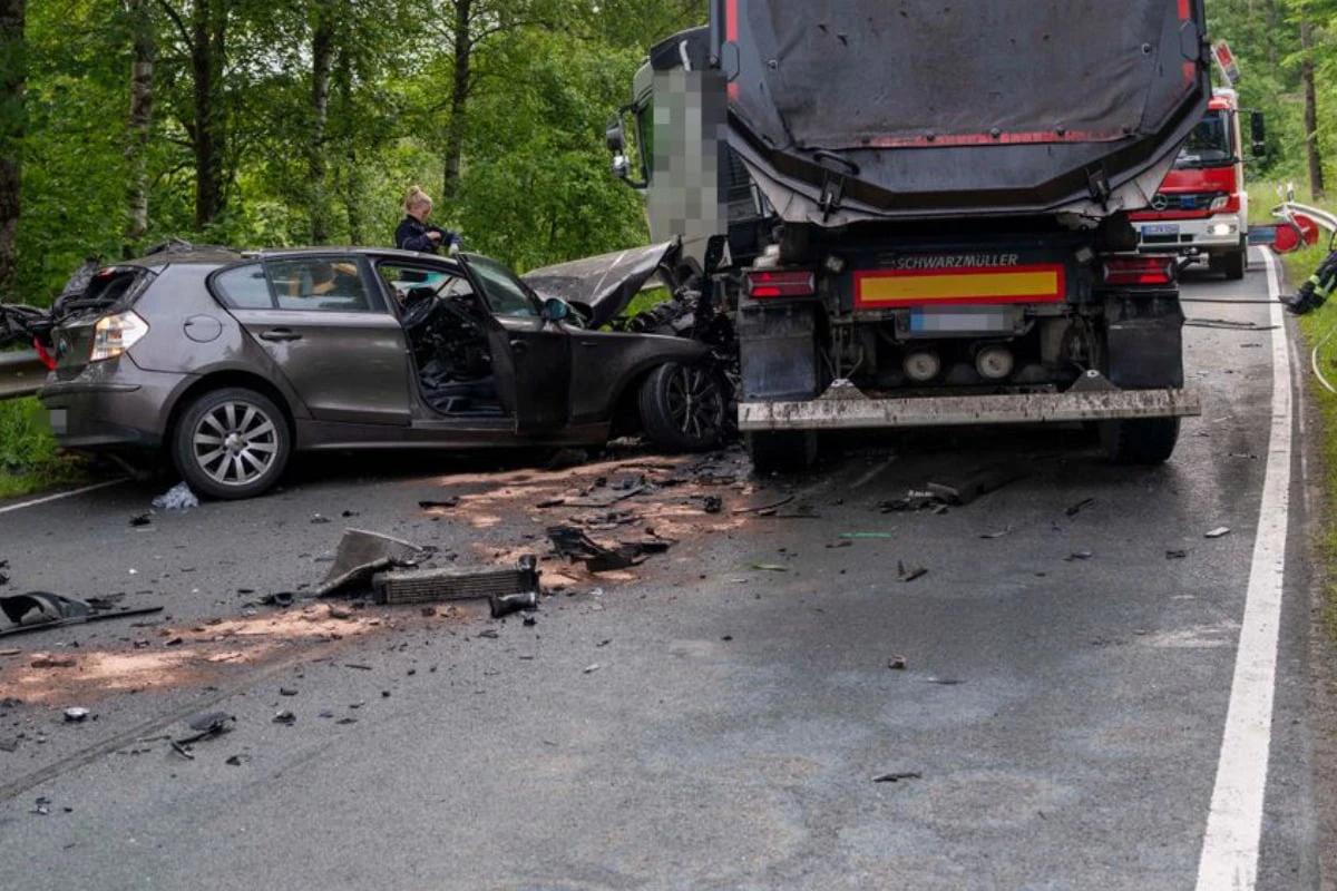 Heftiger Crash auf Bundesstraße: Autofahrer rast in Lkw und stirbt