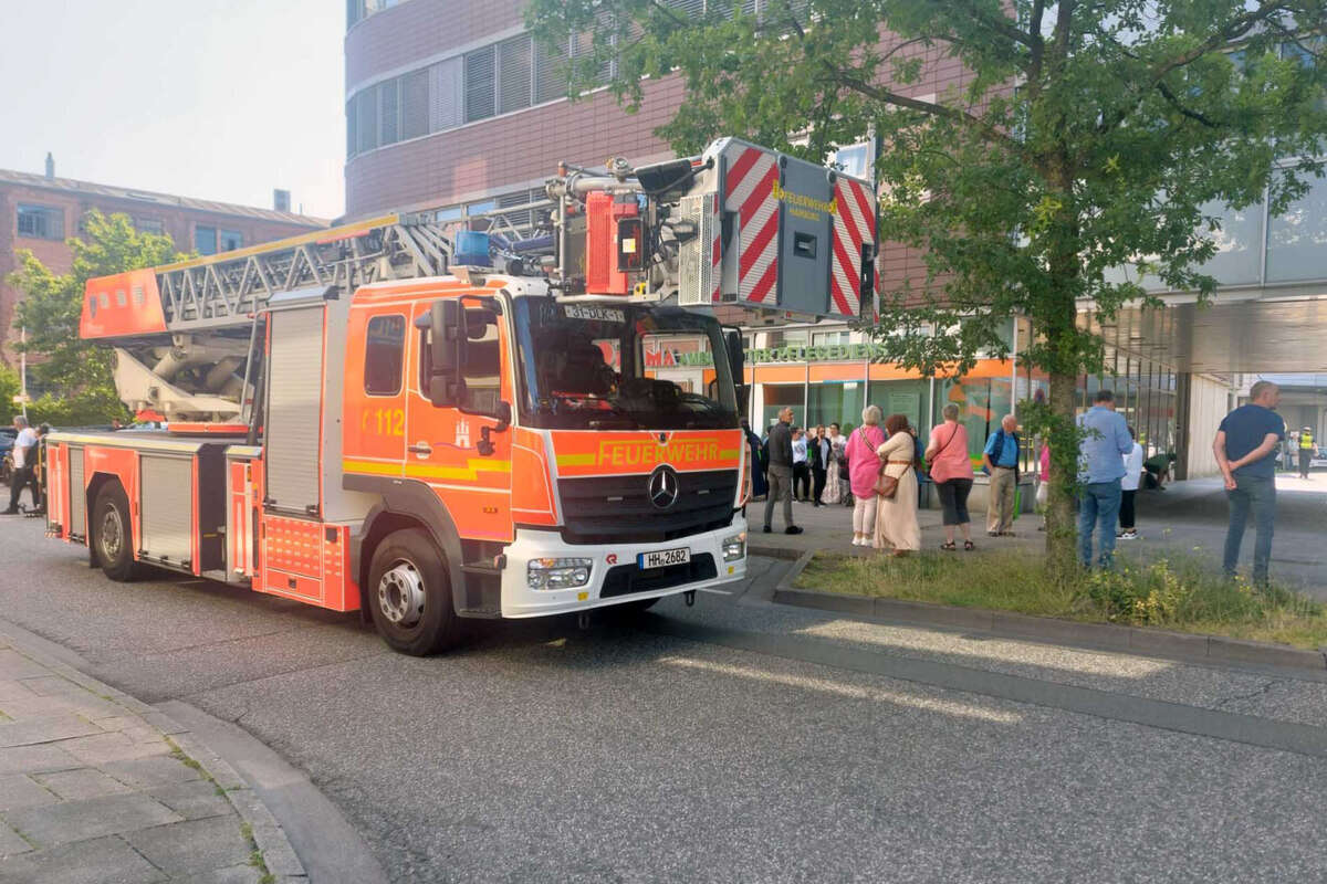 Rauchentwicklung! Mitarbeiter und Patienten müssen Ärztehaus in Hamburg räumen