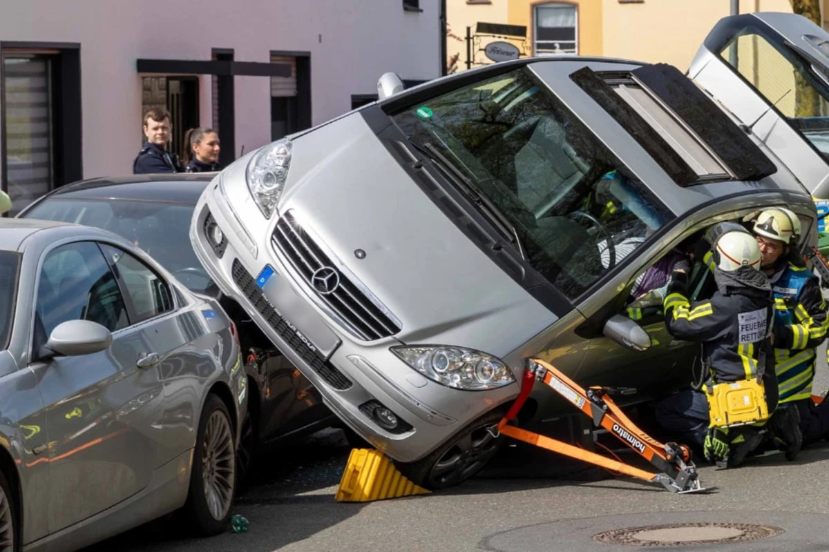 Kurioser Unfall mit aufwändigen Folgen: Seniorin brettert über parkende Autos