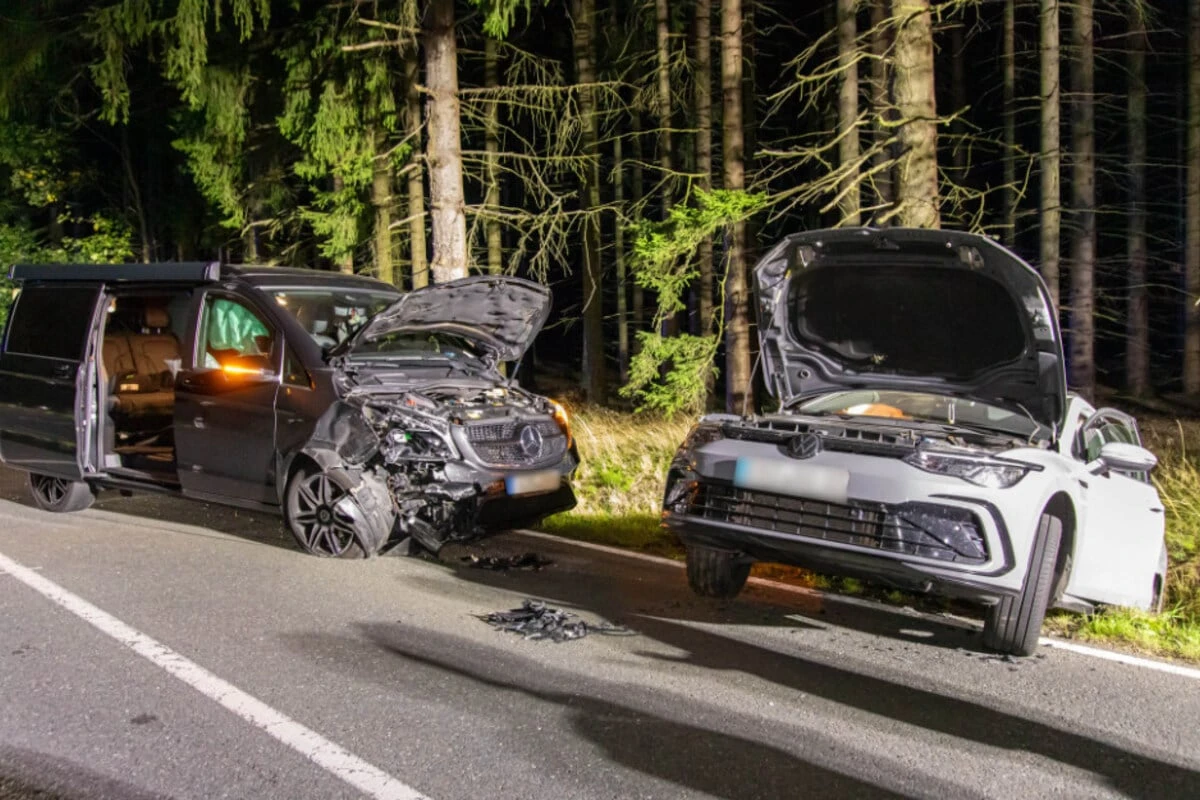 Vorfahrtsfehler führt zu Kreuzungscrash im Erzgebirge