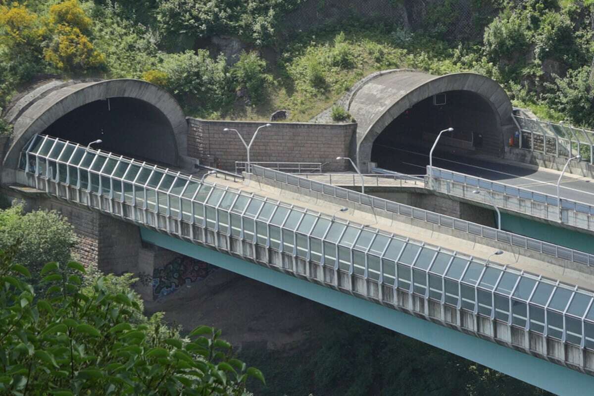 Tunnel dicht, Rettungskräfte vor Ort – Was ist los auf der A17?