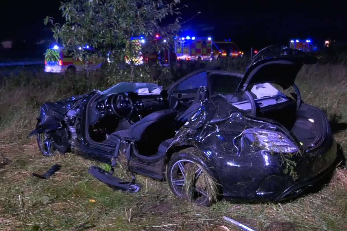 Mercedes rast mit 200 Sachen über A7 und überschlägt sich mehrfach: Lebensgefahr!