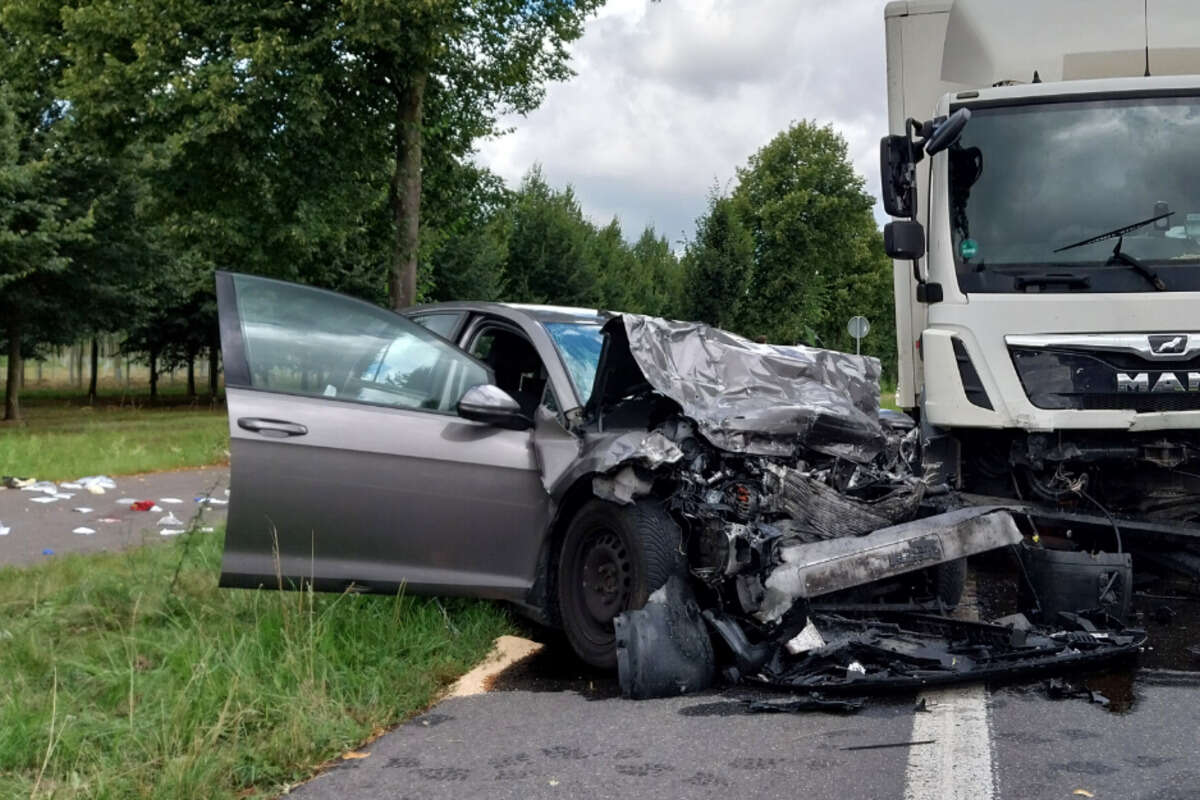 Frau kracht mit Auto frontal gegen Lkw, kurz darauf ist sie tot