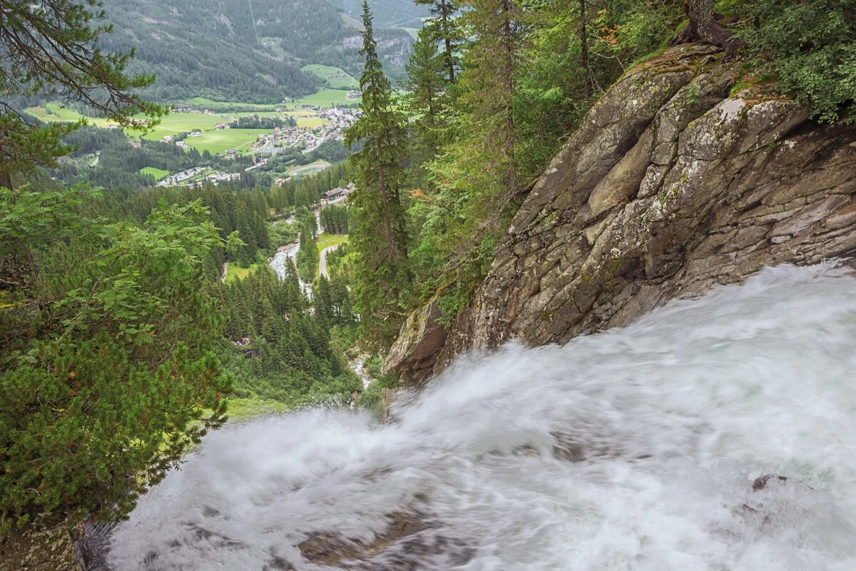 Polizeischülerin (34) stürzt beim Klettern Wasserfall hinab
