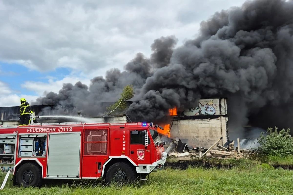 Lagerhalle in Treuenbrietzen brennt weiter: Bundesstraße weiterhin gesperrt