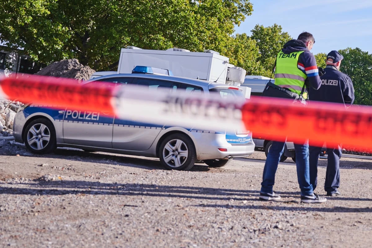 Streit in Berlin-Mitte droht zu eskalieren, dann zieht ein Mann eine Waffe