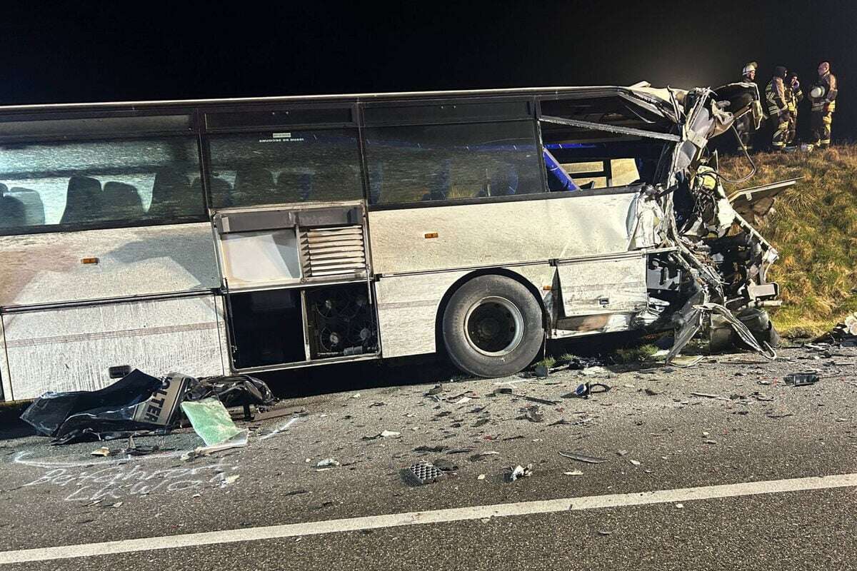 Laster kollidiert mit Bus: Vier Verletzte und Stau auf A6 bei Heilbronn