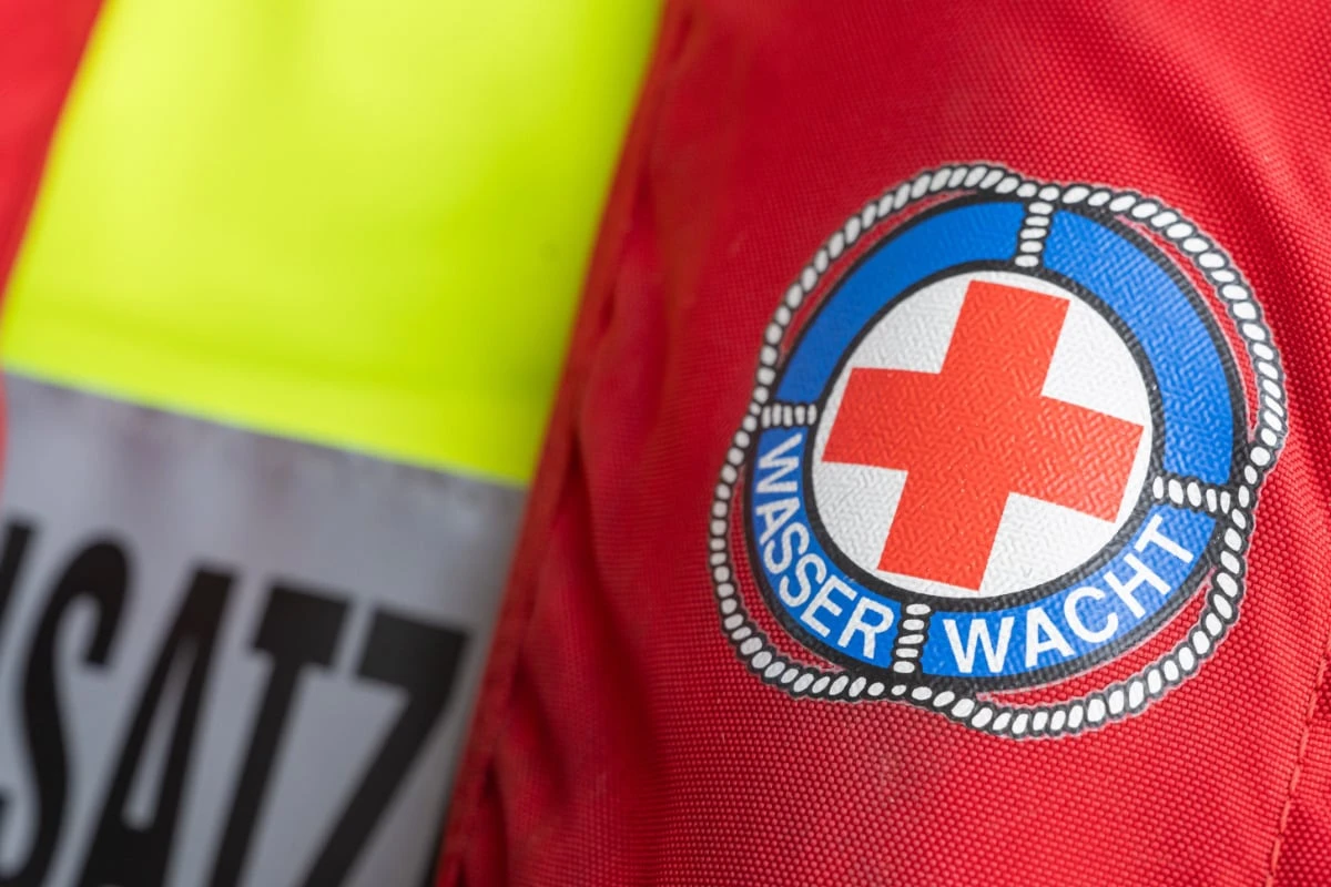 Tödlicher Badeunfall: Senior geht beim Schwimmen im Weiher unter
