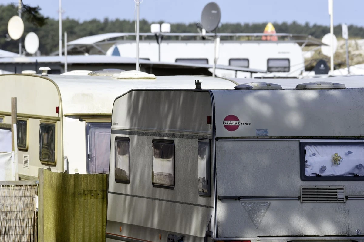 Mann läuft nackt über Campingplatz: Dann setzt er noch einen drauf