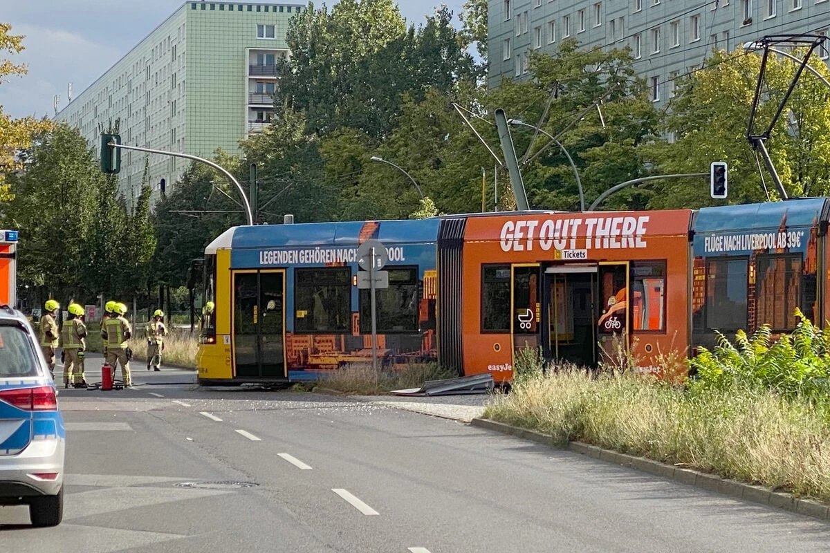 Kollision zwischen Reisebus und Tram - Viele Verletzte!