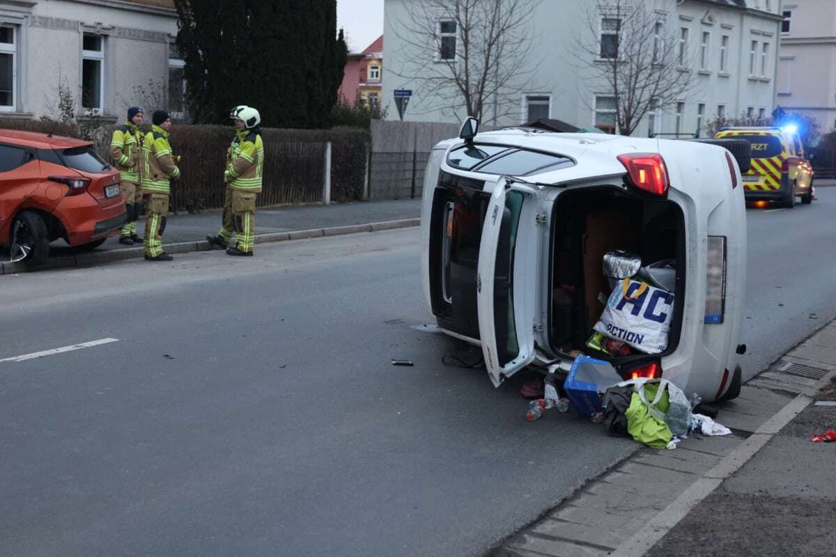 Übler Crash in Großzschachwitz: Autos kollidieren, VW Polo kippt um